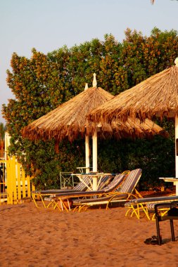 Mısır, Sharm El Sheikh -20 Temmuz 2018: plaj tatil, Bay Na'ama Bai, kumlu plaj denizin insanlar ölüyor. Red Sea'deki/daki Sina Yarımadası.