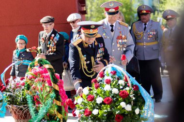Petropavlovsk, Kazakistan - 9 Mayıs 2016: 9 Mayıs 2016 Petropavlovsk, Kazakistan'daki zafer günü. Ölü savaş anısına. Üyeler mutlu.