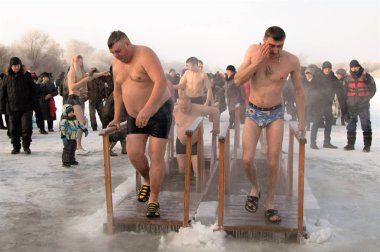 Petropavlovsk, Kazakistan - 19 Ocak 2018: vaftiz. Kışın buz delik insanlar yüzmek.