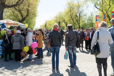 Petropavlovsk, Kazakistan - 9 Mayıs 2016: 9 Mayıs 2016 Petropavlovsk, Kazakistan'daki zafer günü. Ölü savaş anısına. Üyeler mutlu.