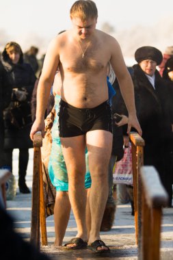 Petropavlovsk, Kazakistan - 19 Ocak 2018: vaftiz. Kışın buz delik insanlar yüzmek.