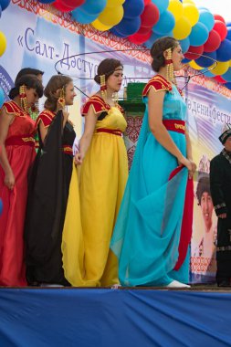 Petropavlovsk, Kazakistan - 28 Temmuz 2016: Festival, 80 yıl Kuzey Kazakistan bölgesi. Kitle kutlama etnik halk, geleneksel kostümleri insanlar sokaklarda Petropavlovsk kutlamak..