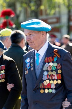 Petropavlovsk, Kazakistan - 9 Mayıs 2016: 9 Mayıs 2016 Petropavlovsk, Kazakistan'daki zafer günü. Ölü savaş anısına. Üyeler mutlu.