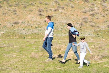 Kazakistan, Çimkent - 9 Nisan 2017. Erkekler kadınlar kadınlar çocuk dağlar bahar. Jöle manzara manzara.