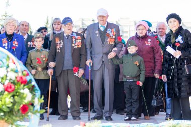Petropavlovsk, Kazakistan - 9 Mayıs 2016: 9 Mayıs 2016 Petropavlovsk, Kazakistan'daki zafer günü. Ölü savaş anısına. Üyeler mutlu.