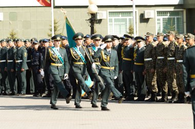 Petropavlovsk 7 Mayıs 2016: Resmi tatil. Defender'ı vatan günün Kazakistan'da 7 Mayıs kutladı. Asker ve askeri. Toplu kutlamalar insanlar.