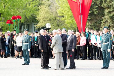 Petropavlovsk 7 Mayıs 2016: Resmi tatil. Defender'ı vatan günün Kazakistan'da 7 Mayıs kutladı. Asker ve askeri. Toplu kutlamalar insanlar.