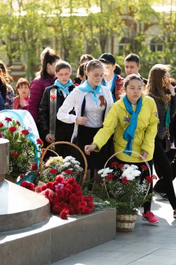 Petropavlovsk 7 Mayıs 2016: Resmi tatil. Defender'ı vatan günün Kazakistan'da 7 Mayıs kutladı. Asker ve askeri. Toplu kutlamalar insanlar.