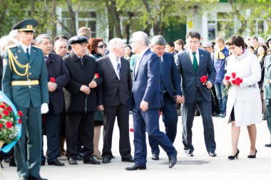 Petropavlovsk 7 Mayıs 2016: Resmi tatil. Defender'ı vatan günün Kazakistan'da 7 Mayıs kutladı. Asker ve askeri. Toplu kutlamalar insanlar.