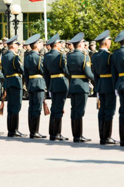 Petropavlovsk 7 Mayıs 2016: Resmi tatil. Defender'ı vatan günün Kazakistan'da 7 Mayıs kutladı. Asker ve askeri. Toplu kutlamalar insanlar.