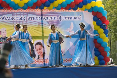 Petropavlovsk, Kazakistan - 28 Temmuz 2016: Festival, 80 yıl Kuzey Kazakistan bölgesi. Kitle kutlama etnik halk, geleneksel kostümleri insanlar sokaklarda Petropavlovsk kutlamak..
