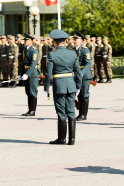 Petropavlovsk 7 Mayıs 2016: Resmi tatil. Defender'ı vatan günün Kazakistan'da 7 Mayıs kutladı. Asker ve askeri. Toplu kutlamalar insanlar.