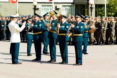 Petropavlovsk 7 Mayıs 2016: Resmi tatil. Defender'ı vatan günün Kazakistan'da 7 Mayıs kutladı. Asker ve askeri. Toplu kutlamalar insanlar.