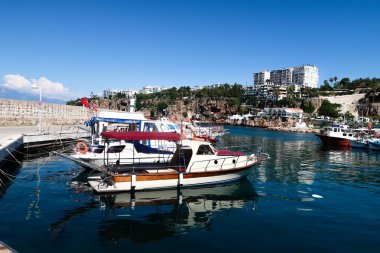 Antalya, Türkiye - 21 Haziran 2017: Bir tatil beldesi Antalya eski liman tekneler vardır.
