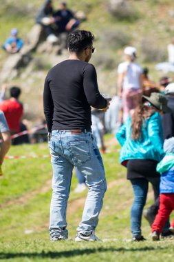 Kazakistan, Çimkent - 9 Nisan 2017. Erkekler kadınlar kadınlar çocuk dağlar bahar. Jöle manzara manzara.