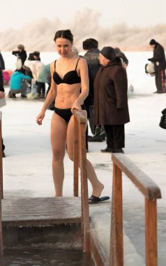 Petropavlovsk, Kazakistan - 19 Ocak 2018: vaftiz. Kışın buz delik insanlar yüzmek.