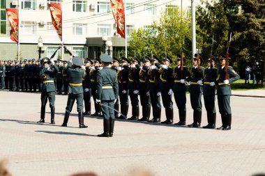 Petropavlovsk 7 Mayıs 2016: Resmi tatil. Defender'ı vatan günün Kazakistan'da 7 Mayıs kutladı. Asker ve askeri. Toplu kutlamalar insanlar.