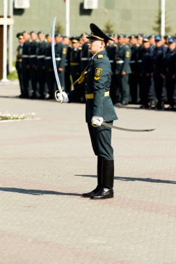 Petropavlovsk 7 Mayıs 2016: Resmi tatil. Defender'ı vatan günün Kazakistan'da 7 Mayıs kutladı. Asker ve askeri. Toplu kutlamalar insanlar.
