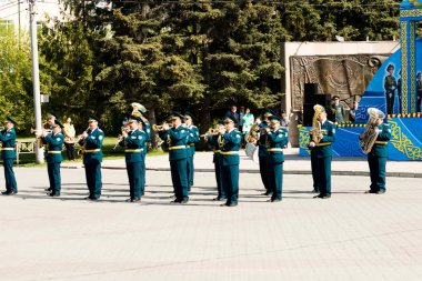 Petropavlovsk 7 Mayıs 2016: Resmi tatil. Defender'ı vatan günün Kazakistan'da 7 Mayıs kutladı. Asker ve askeri. Toplu kutlamalar insanlar.