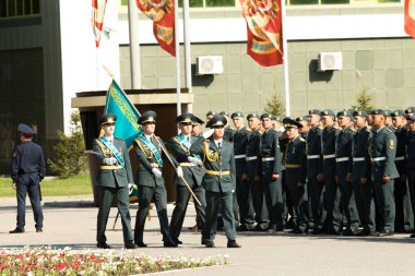 Petropavlovsk 7 Mayıs 2016: Resmi tatil. Defender'ı vatan günün Kazakistan'da 7 Mayıs kutladı. Asker ve askeri. Toplu kutlamalar insanlar.