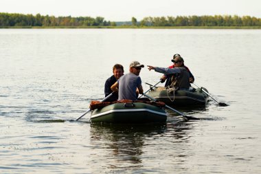 Petropavlovsk, Kazakistan - 28 Temmuz 2018: İnsanlar göl kenarında lastik gemilerde balıkçılar, balık. Lake Pestroe, Petropavlovsk, Kazakistan.