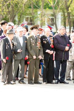 Petropavlovsk 7 Mayıs 2016: Resmi tatil. Defender'ı vatan günün Kazakistan'da 7 Mayıs kutladı. Asker ve askeri. Toplu kutlamalar insanlar.