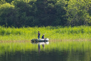 Petropavlovsk, Kazakistan - 28 Temmuz 2018: İnsanlar göl kenarında lastik gemilerde balıkçılar, balık. Lake Pestroe, Petropavlovsk, Kazakistan.