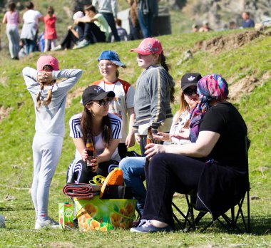 Kazakistan, Çimkent - 9 Nisan 2017. Erkekler kadınlar kadınlar çocuk dağlar bahar. Jöle manzara manzara.