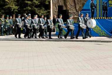 Petropavlovsk 7 Mayıs 2016: Resmi tatil. Defender'ı vatan günün Kazakistan'da 7 Mayıs kutladı. Asker ve askeri. Toplu kutlamalar insanlar.