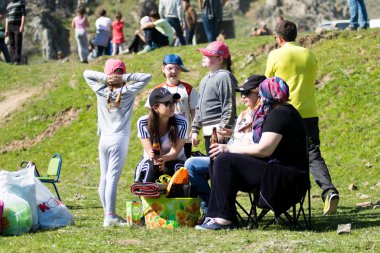 Kazakistan, Çimkent - 9 Nisan 2017. Erkekler kadınlar kadınlar çocuk dağlar bahar. Jöle manzara manzara.