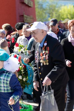 Petropavlovsk, Kazakistan - 9 Mayıs 2016: 9 Mayıs 2016 Petropavlovsk, Kazakistan'daki zafer günü. Ölü savaş anısına. Üyeler mutlu.
