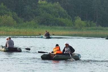 Petropavlovsk, Kazakistan - 28 Temmuz 2018: İnsanlar göl kenarında lastik gemilerde balıkçılar, balık. Lake Pestroe, Petropavlovsk, Kazakistan.