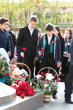 Petropavlovsk 7 Mayıs 2016: Resmi tatil. Defender'ı vatan günün Kazakistan'da 7 Mayıs kutladı. Asker ve askeri. Toplu kutlamalar insanlar.