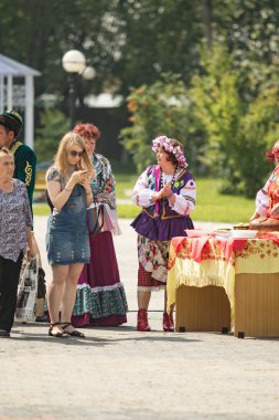Petropavlovsk, Kazakistan - 28 Temmuz 2016: Festival, 80 yıl Kuzey Kazakistan bölgesi. Kitle kutlama etnik halk, geleneksel kostümleri insanlar sokaklarda Petropavlovsk kutlamak..