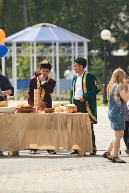 Petropavlovsk, Kazakistan - 28 Temmuz 2016: Festival, 80 yıl Kuzey Kazakistan bölgesi. Kitle kutlama etnik halk, geleneksel kostümleri insanlar sokaklarda Petropavlovsk kutlamak..