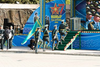 Petropavlovsk 7 Mayıs 2016: Resmi tatil. Defender'ı vatan günün Kazakistan'da 7 Mayıs kutladı. Asker ve askeri. Toplu kutlamalar insanlar.
