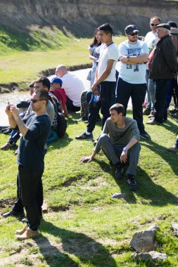 Kazakistan, Çimkent - 9 Nisan 2017. Erkekler kadınlar kadınlar çocuk dağlar bahar. Jöle manzara manzara.