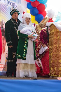 Petropavlovsk, Kazakistan - 28 Temmuz 2016: Festival, 80 yıl Kuzey Kazakistan bölgesi. Kitle kutlama etnik halk, geleneksel kostümleri insanlar sokaklarda Petropavlovsk kutlamak..