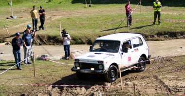 Kazakistan, Çimkent - 9 Nisan 2017. Erkekler kadınlar kadınlar çocuk dağlar bahar. Jöle manzara manzara.