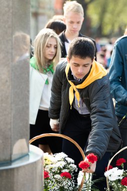 Petropavlovsk 7 Mayıs 2016: Resmi tatil. Defender'ı vatan günün Kazakistan'da 7 Mayıs kutladı. Asker ve askeri. Toplu kutlamalar insanlar.