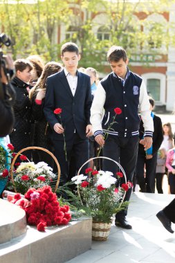 Petropavlovsk 7 Mayıs 2016: Resmi tatil. Defender'ı vatan günün Kazakistan'da 7 Mayıs kutladı. Asker ve askeri. Toplu kutlamalar insanlar.