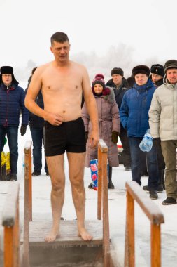 Petropavlovsk, Kazakistan - 19 Ocak 2018: vaftiz. Kışın buz delik insanlar yüzmek.