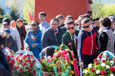 Petropavlovsk, Kazakistan - 9 Mayıs 2016: 9 Mayıs 2016 Petropavlovsk, Kazakistan'daki zafer günü. Ölü savaş anısına. Üyeler mutlu.