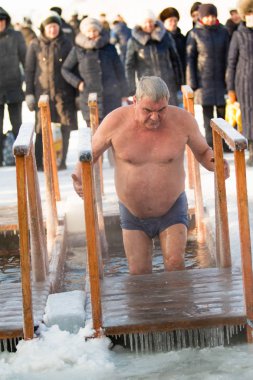 Petropavlovsk, Kazakistan - 19 Ocak 2018: vaftiz. Kışın buz delik insanlar yüzmek.