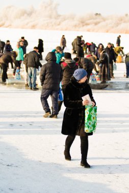 Petropavlovsk, Kazakistan - 19 Ocak 2018: vaftiz. Kışın buz delik insanlar yüzmek.