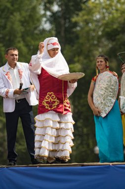 Petropavlovsk, Kazakistan - 28 Temmuz 2016: Festival, 80 yıl Kuzey Kazakistan bölgesi. Kitle kutlama etnik halk, geleneksel kostümleri insanlar sokaklarda Petropavlovsk kutlamak..