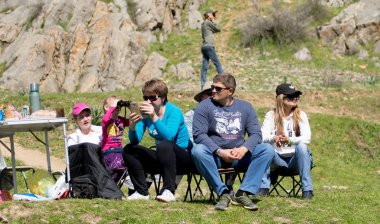Kazakistan, Çimkent - 9 Nisan 2017. Erkekler kadınlar kadınlar çocuk dağlar bahar. Jöle manzara manzara.