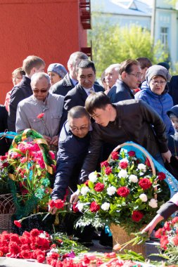Petropavlovsk, Kazakistan - 9 Mayıs 2016: 9 Mayıs 2016 Petropavlovsk, Kazakistan'daki zafer günü. Ölü savaş anısına. Üyeler mutlu.