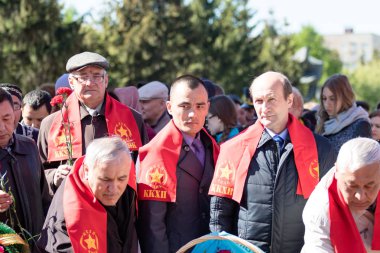 Petropavlovsk, Kazakistan - 9 Mayıs 2016: 9 Mayıs 2016 Petropavlovsk, Kazakistan'daki zafer günü. Ölü savaş anısına. Üyeler mutlu.