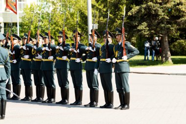 Petropavlovsk 7 Mayıs 2016: Resmi tatil. Defender'ı vatan günün Kazakistan'da 7 Mayıs kutladı. Asker ve askeri. Toplu kutlamalar insanlar.